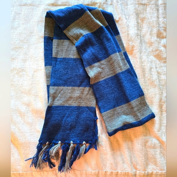 Blue and Gray Striped Ravenclaw Scarf - Picture 4 of 4